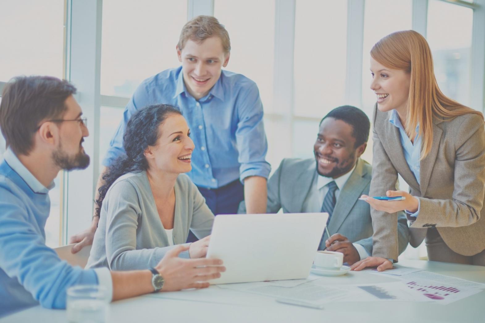 Equipo de devianomax trabajando en estrategias de recuperación financiera